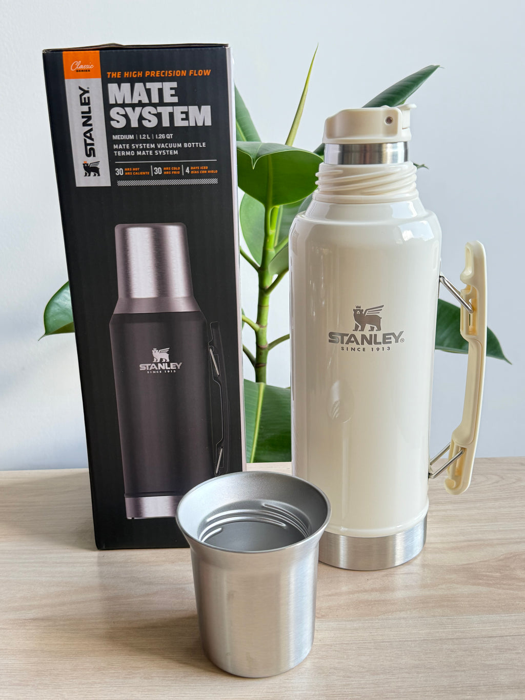 Termo metálico cream Mate System 1.2 litros para yerba mate en Guatemala